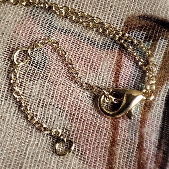 Gold Tone Double Picture Double Sided Locket Embossed Scalloped Edge Necklace - Picture 6 of 13